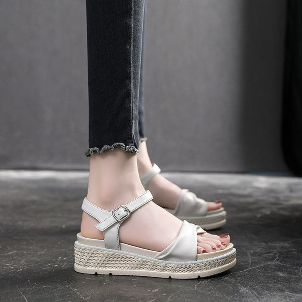 Novi model sandala na ravnu platformu i kopčanje na kopču