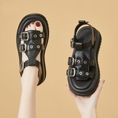 Γυναικεία μοντέρνα σανδάλια με μεταλλικό στοιχείο και ψηλή πλατφόρμα 4,5 cm