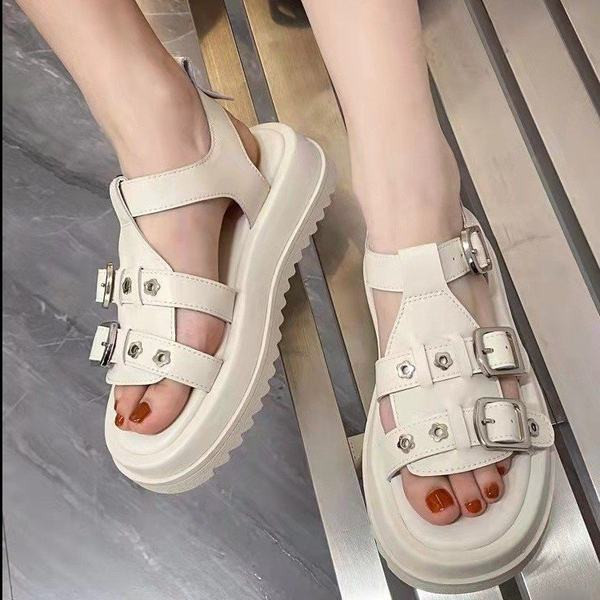 Γυναικεία μοντέρνα σανδάλια με μεταλλικό στοιχείο και ψηλή πλατφόρμα 4,5 cm