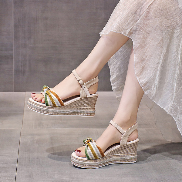 Ležerne ženske sandale s platformom visine 8 cm