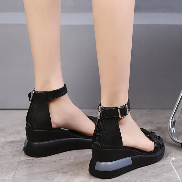 Ženske sandale od eko kože sa kopčom i platformom