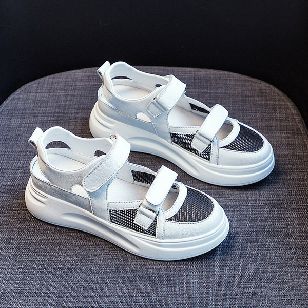 Ženske zatvorene sandale na čičak i potplatom visine 4,5 cm