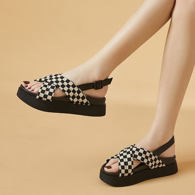 Ležerne ženske sandale s križnim remenčićima