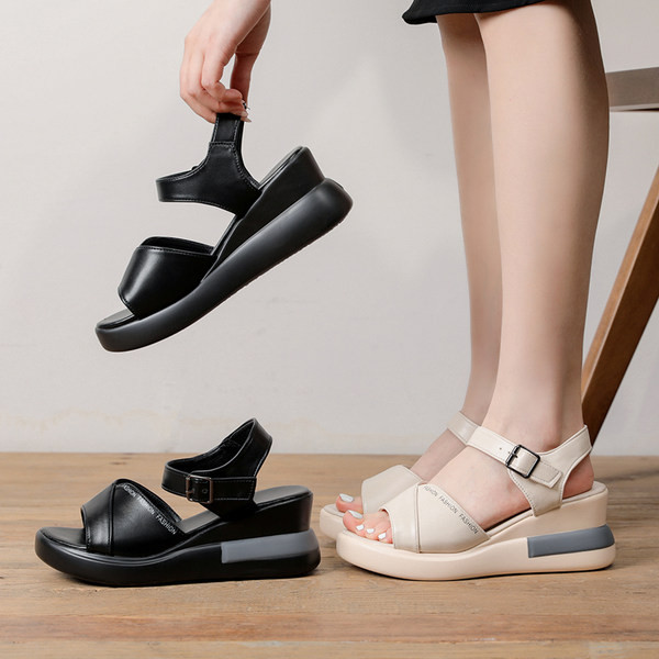 Ženske sandale s platformom i remenom od umjetne kože