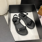 Običan model ženskih sandala sa ravnim đonom od eko kože