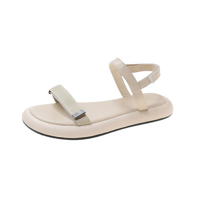 Običan model ženskih sandala sa ravnim đonom od eko kože