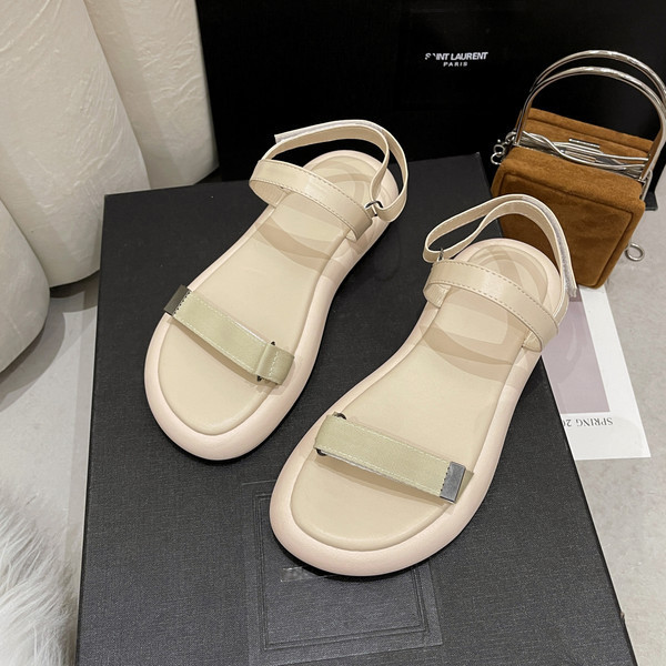 Običan model ženskih sandala sa ravnim đonom od eko kože