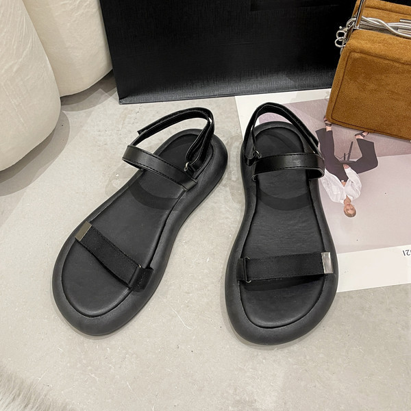 Običan model ženskih sandala sa ravnim đonom od eko kože