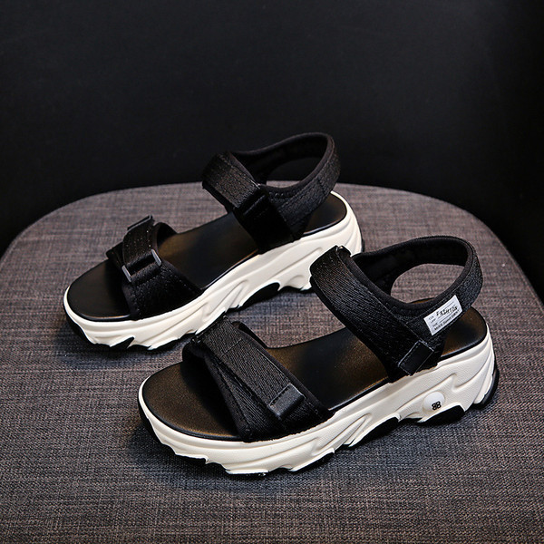 Γυναικεία πέδιλα με ψηλή σόλα 4,5 cm και κούμπωμα με velcro