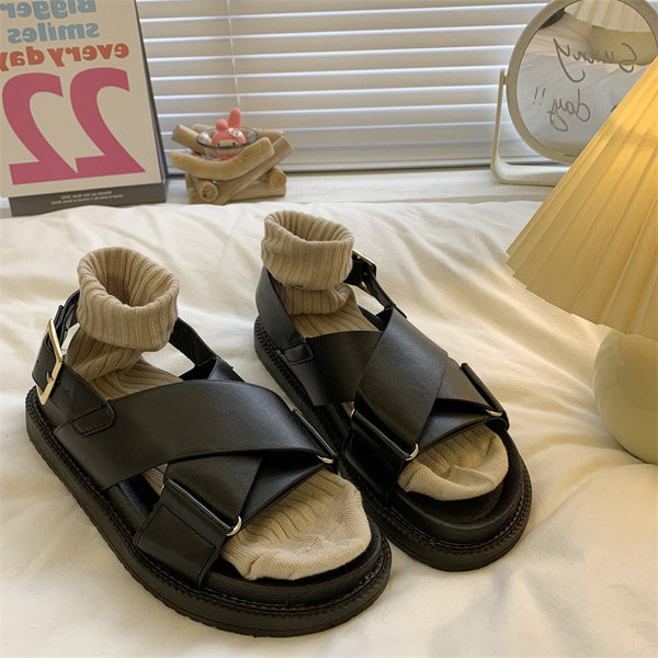 Novi model ženskih sandala sa ukrštenim širokim remenčićima od umjetne kože