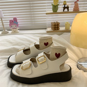 Ženske sandale s potplatom visine 4 cm i metalnom kopčom