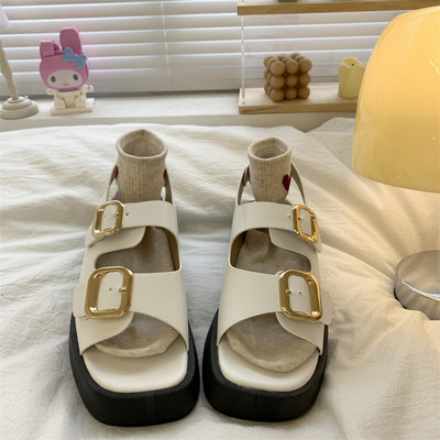 Ženske sandale s potplatom visine 4 cm i metalnom kopčom