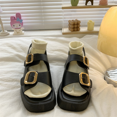 Ženske sandale s potplatom visine 4 cm i metalnom kopčom