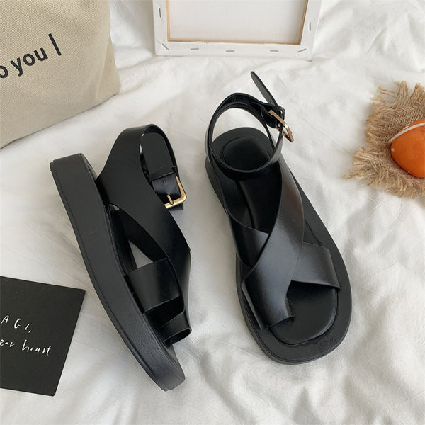 Risti laiade rihmade ja pahkluukinnitusega vabaaja sandaalid