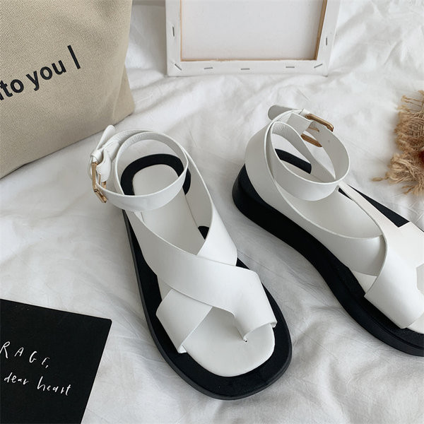 Risti laiade rihmade ja pahkluukinnitusega vabaaja sandaalid