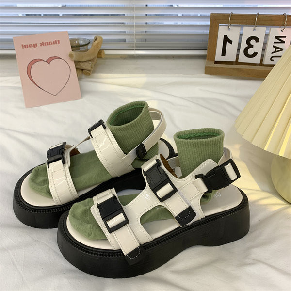 Novi model ženskih sandala sa grubim đonom