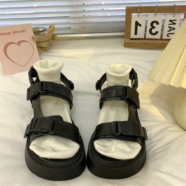 Novi model ženskih sandala sa grubim đonom