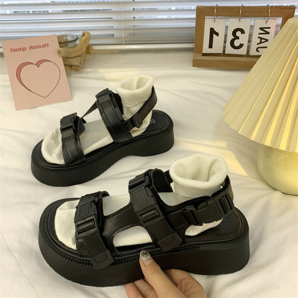 Novi model ženskih sandala sa grubim đonom