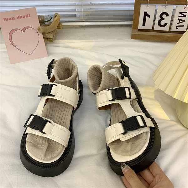 Novi model ženskih sandala sa grubim đonom