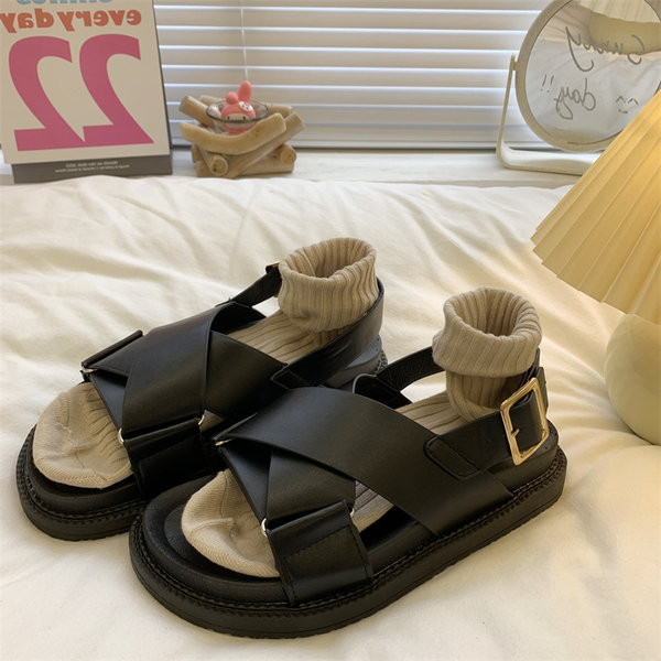 Γυναικεία casual πέδιλα με χιαστά λουράκια και αγκράφα