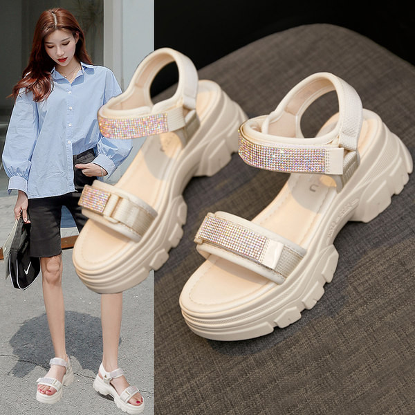 Ženske sandale s potplatom visine 6 cm i ukrasnim kamenčićima