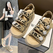 Novi model sandala sa animal printom i naljepnicama