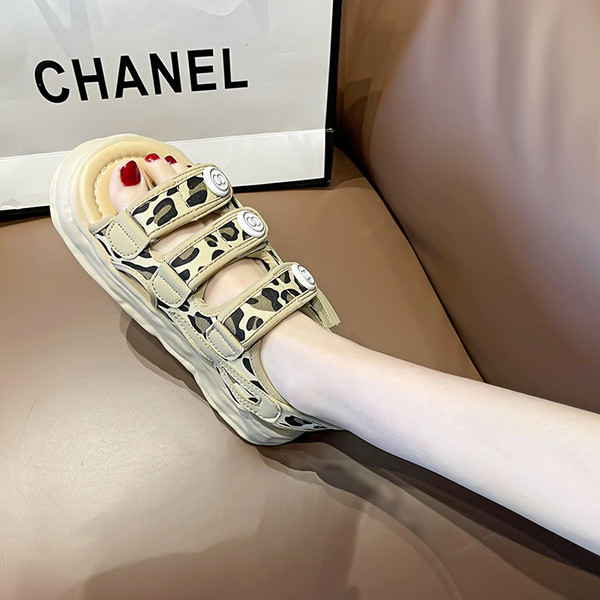 Novi model sandala sa animal printom i naljepnicama