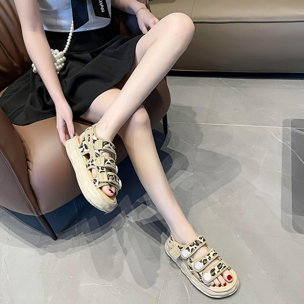 Novi model sandala sa animal printom i naljepnicama