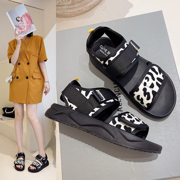 Ležerne sandale s tekstilnim remenčićima i životinjskim uzorkom