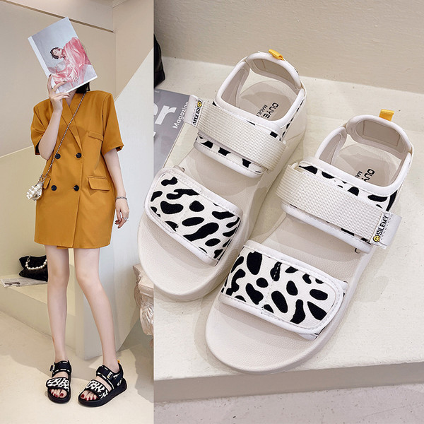 Ležerne sandale s tekstilnim remenčićima i životinjskim uzorkom