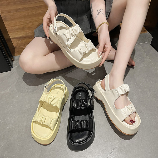 Vabaaja sandaalid kõrge tallaga 4 cm ja metallkinnitusega