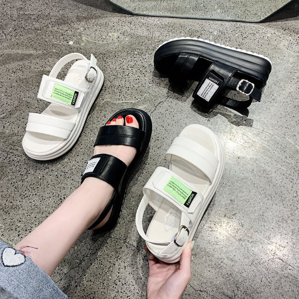 Γυναικεία πέδιλα με έμβλημα και μεταλλικό κούμπωμα