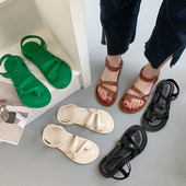 Mitmes värvitoonis ristrihmadega naiste sandaalid