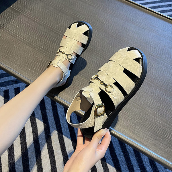 Ležerne ženske sandale sa metalnim ukrasom