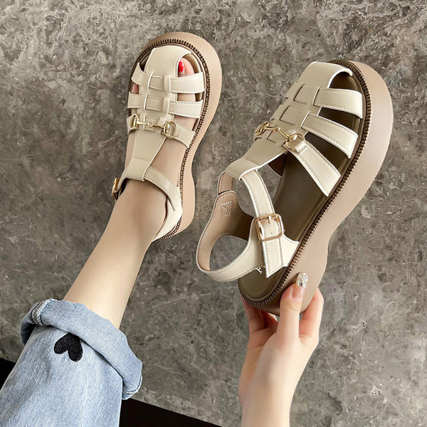 Ženske sandale od eko kože - sa metalnim ukrasom