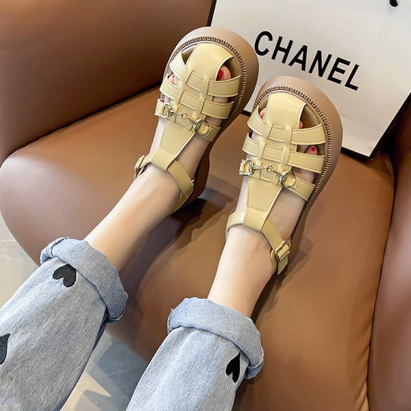 Ženske sandale od eko kože - sa metalnim ukrasom