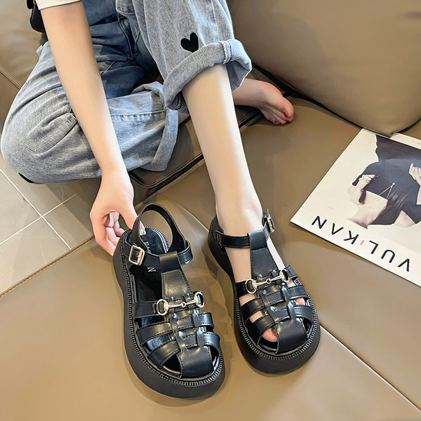 Ženske sandale od eko kože - sa metalnim ukrasom