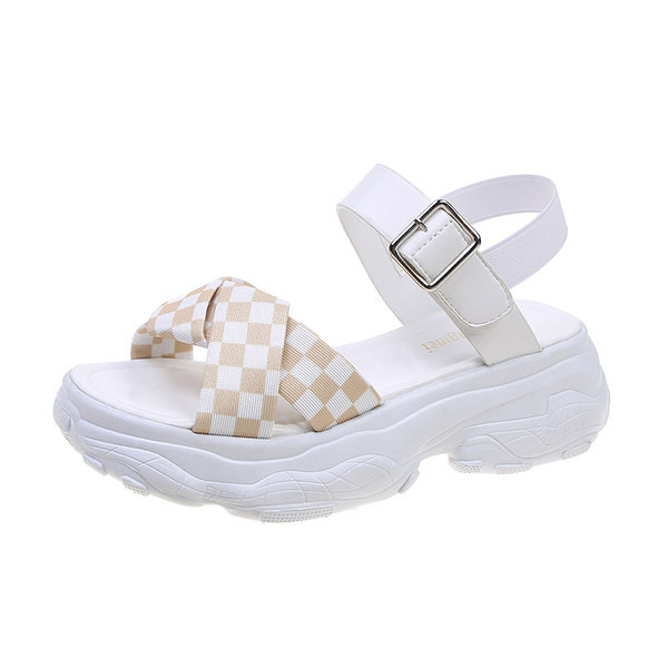 Ženske sandale s grubim potplatom i metalnom kopčom