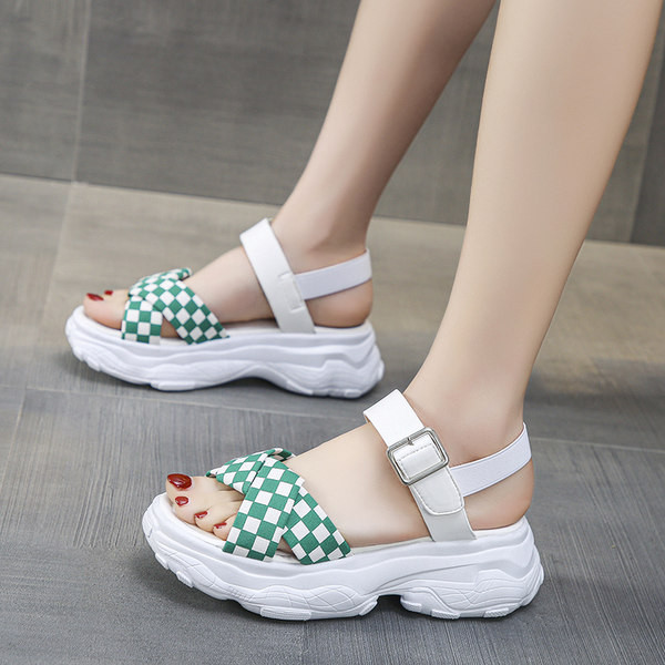 Ženske sandale s grubim potplatom i metalnom kopčom