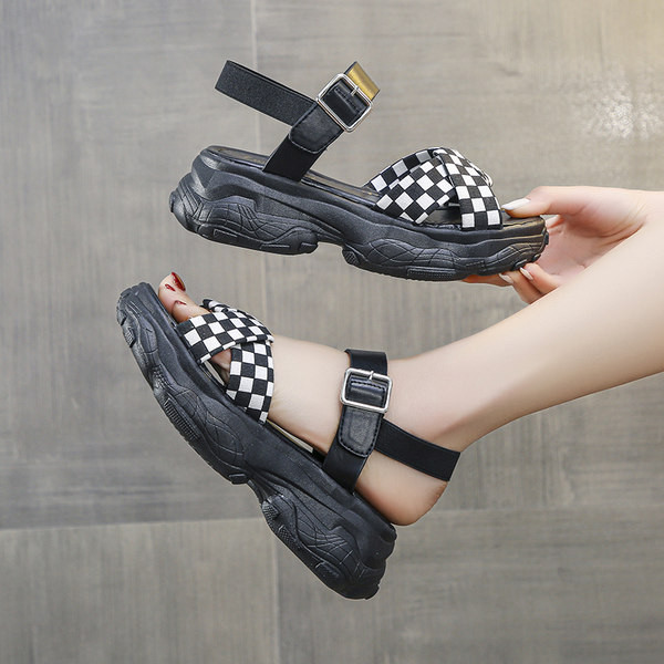 Ženske sandale s grubim potplatom i metalnom kopčom