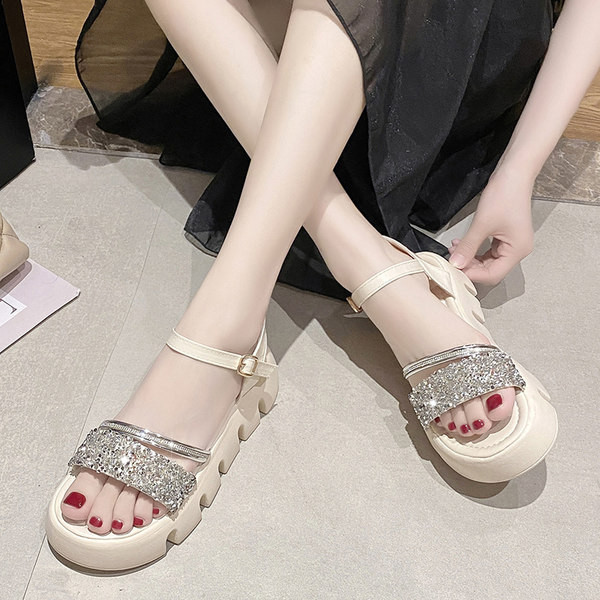 Kareda talla ja läikiva efektiga naiste sandaalid