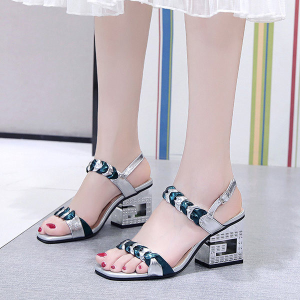 Moderne ženske sandale na četvrtastu petu