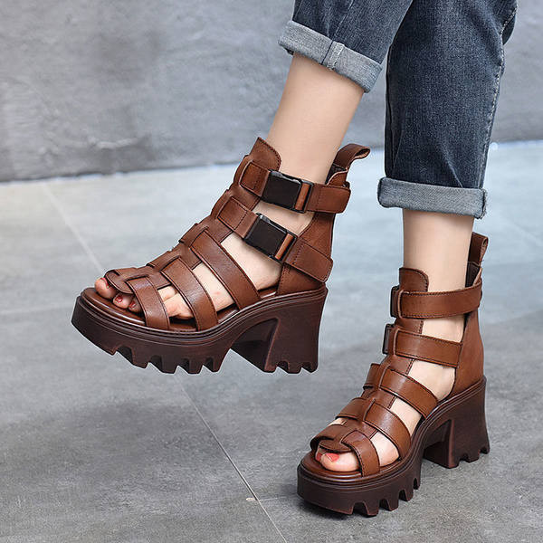 Rooma stiilis krobelise tallaga naiste sandaalid