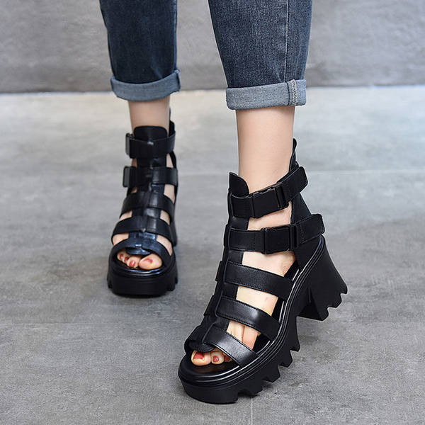 Rooma stiilis krobelise tallaga naiste sandaalid