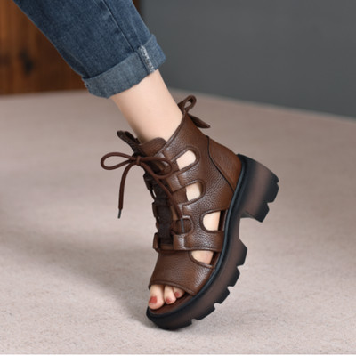 Ženske sandale s grubim potplatom i vezicama