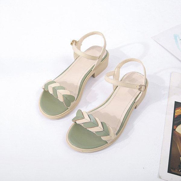 Novi model ženskih sandala sa ravnim đonom i kopčom