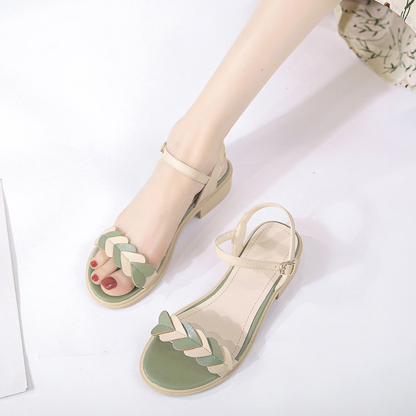 Novi model ženskih sandala sa ravnim đonom i kopčom