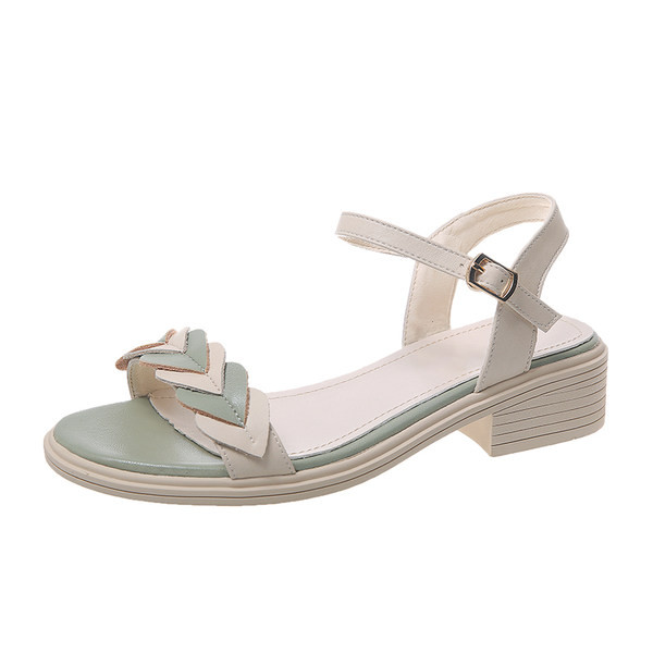 Novi model ženskih sandala sa ravnim đonom i kopčom