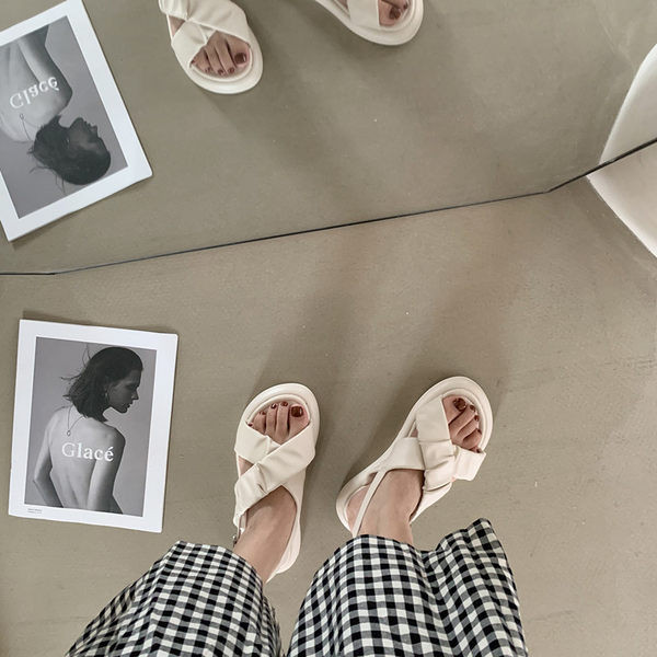 Moderne kožne sandale s kopčom