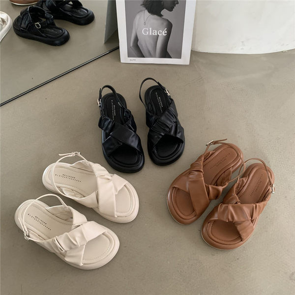 Moderne kožne sandale s kopčom